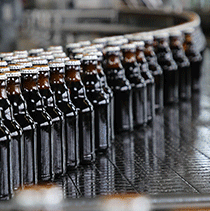Hofbrauhaus Wolters: Bierflaschen auf Transportband